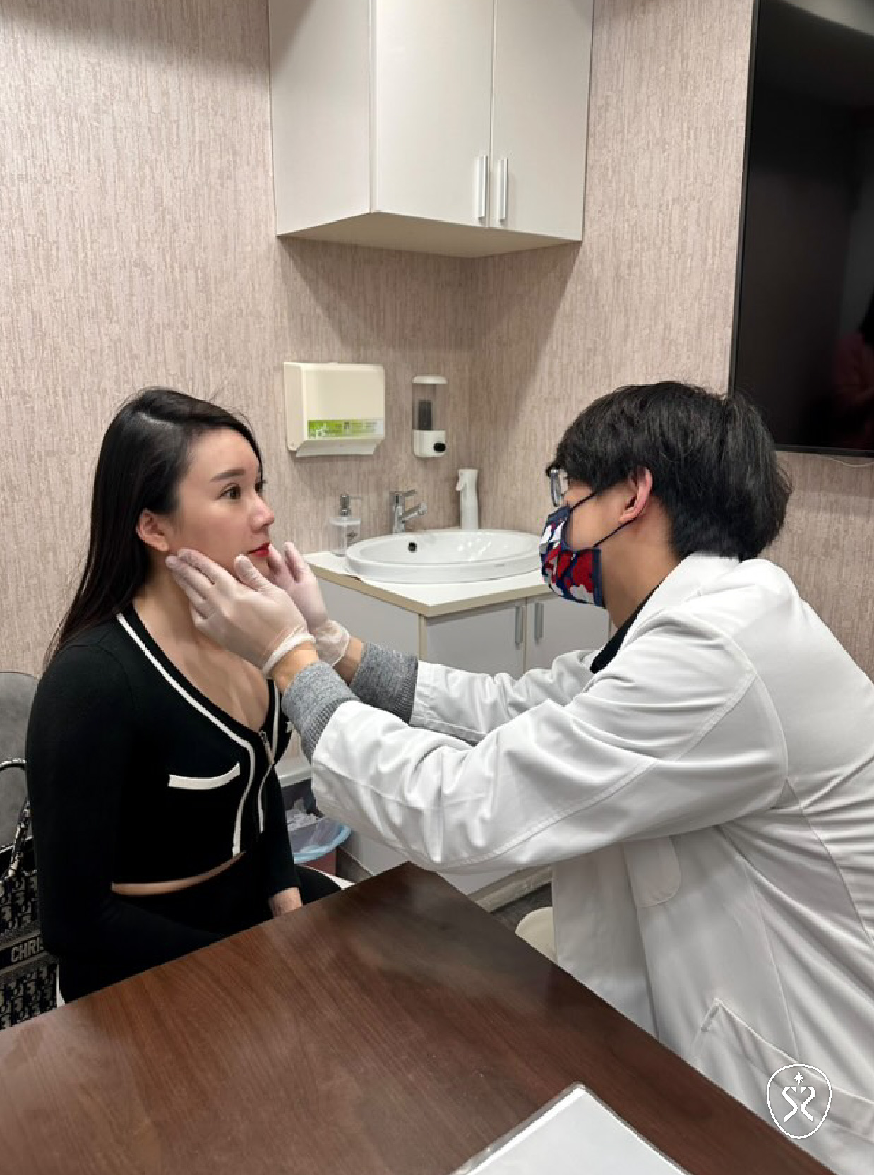 肉毒施打需要給專業醫師評估。而術後幾乎沒什麼恢復期，當天就可以正常生活